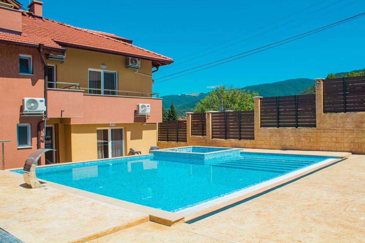 Guesthouse The Rock 사파레바바냐 외부 사진